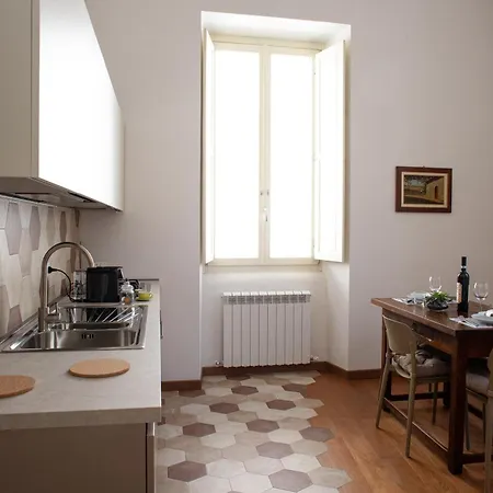 Gli Ippocastani - Free Parking - Old Town - Elegant & Spacious Apartament LʼAquila