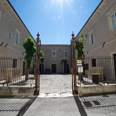 Gli Ippocastani - Free Parking - Old Town - Elegant & Spacious Л'Акуила