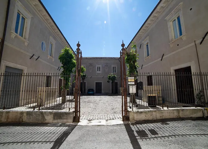 Gli Ippocastani - Free Parking - Old Town - Elegant & Spacious LʼAquila